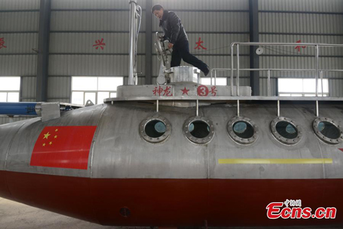 Niềm đam mê với tàu ngầm và hoạt động du lịch dưới nước của ông Zhang bắt đầu từ năm 2000. Năm 2006, ông bắt tay vào nghiên cứu và hoàn thiện hai tàu ngầm mang tên Thần Long 1 và Thần Long 2. Ảnh: Ecns