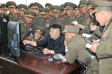 Ông Kim Jong-un và các sĩ quan quân đội truy cập internet