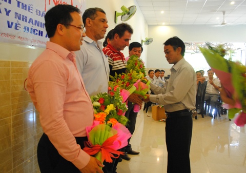 Đại diện chínịh quyền địa phương tặng hoa chúc Tết Ban QLDA và tư vấn giám sát