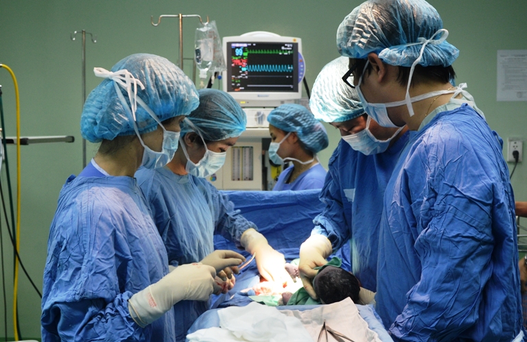 Các bác sĩ tiến hành ca phẫu thuật, mổ sinh ba trẻ ra đời bằng phương pháp thụ tinh ống nghiệm
