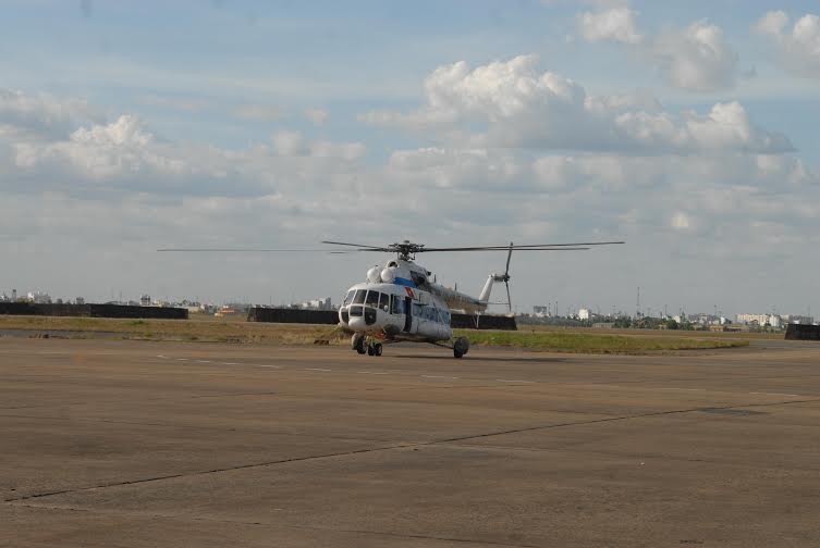 Trực thăng Mi-171 đưa chị Thơm hạ cánh tại sân bay Tân Sơn Nhất