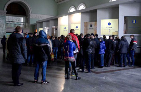 Hành khách xếp hàng lấy vé tại nhà ga Simferopol, Crimea