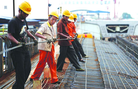 Công nhân Trung Quốc và công nhân bản địa thi công cầu trên tuyến đường cao tốc Nairobi - Thika (Kenya)