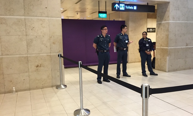 Phóng viên của Guardian có mặt tại sân bay Changi, Singapore cho biết, thân nhân bạn bè các hành khách trên chuyến bay mất tích QZ8501 của AirAsia đã được tách khỏi vòng vây giới báo chí