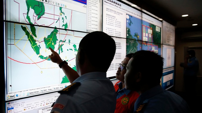 Lực lượng quân sự và cứu hộ giám sát tiến độ tìm kiếm máy bay AirAsia số hiệu QZ8501 tại Cơ quan Tìm kiếm và Cứu hộ Quốc gia ở Jakarta. Ảnh: Reuters