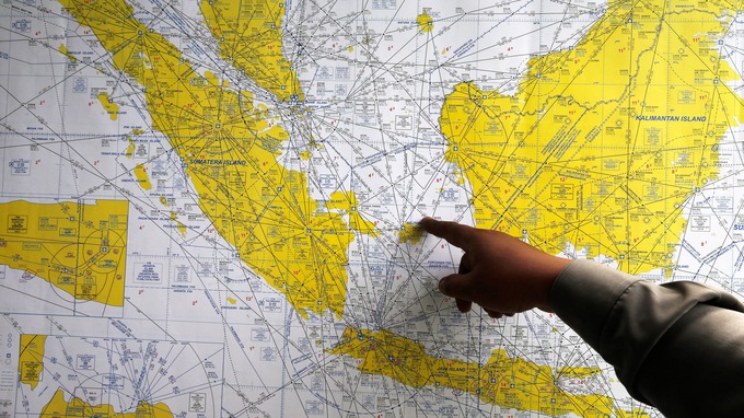 Một cảnh sát Indonesia chỉ vào bản đồ của Indonesia tại một trung tâm cuộc khủng hoảng tín dụng: REUTERS / Beawiharta