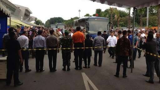 Phó Tổng thống Indonesia gặp thân nhân các hành khách trên chuyến bay mất tích tại Sân bay Juanda ở Surabaya