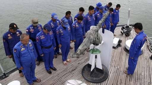 Cảnh sát biển Indonesia cầu nguyện trên một tàu tìm kiếm trước khi bắt đầu hoạt động tìm kiếm cứu hộ