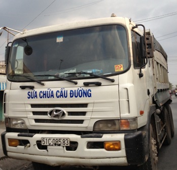 xe 51C - 085.83 của Cty TNHH MTV CTGT Sài Gòn vừa nới thùng hàng, vừa chở quá tải 50%
