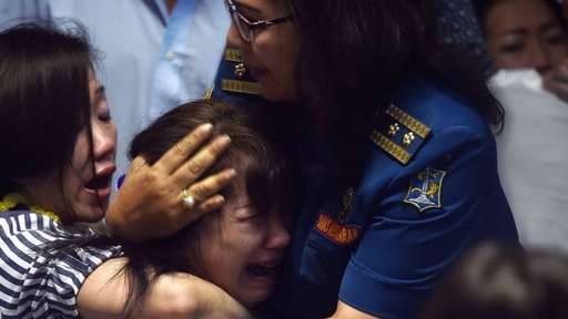 Gia đình các nhân vỡ òa trong nước mắt khi nhìn thấy những thi thể trôi nổi trên biển qua hình ảnh trên truyền hình