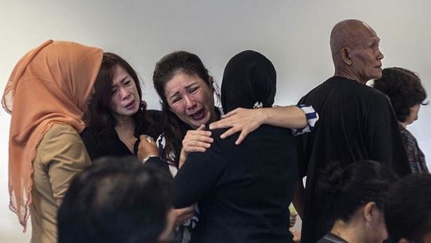 Thân nhân hành khách khóc nức nở khi nghe tin dữ - Ảnh: AFP