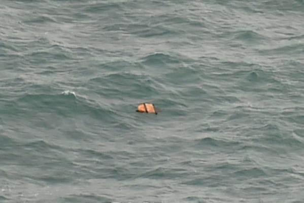 Mảnh vỡ khả nghi được nhìn thấy trên biển. Ảnh: Straits Times