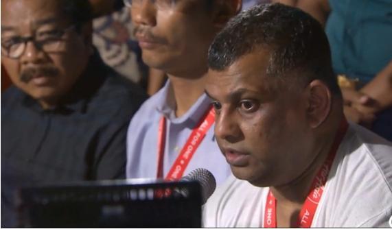Tony Fernandes, CEO AirAsia thông tin về tình hình công tác tìm kiếm tới thân nhân hành khách trên chuyến bay và trả lời báo chí.