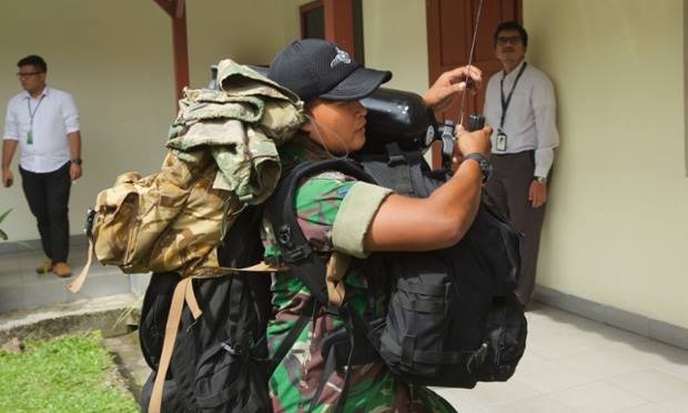 Thợ lặn Hải quân Indonesia đang chuẩn bị đồ nghề, lặn tìm xác chiếc máy bay sau khi có thông tin về 