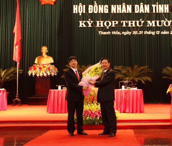 Ông Nguyễn Đình Xứng (bên trái) được bầu giữ chức Chủ tịch UBND tỉnh Thanh Hóa