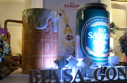 Cốc bia, Lon bia Sài Gòn khổng lồ trước đại sảnh Lẽ hội
