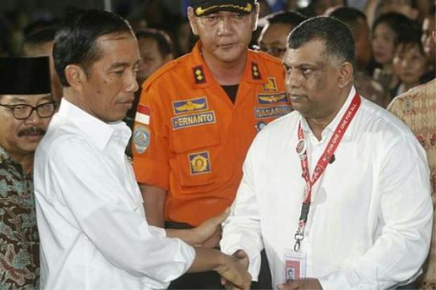 Ông Fernandes (phải) bắt tay với Tổng Thống Indonesia tại sân bay Juanda, Surabaya