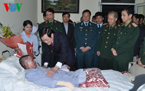  Chủ tịch nước động viên anh Dương, chiến sĩ duy nhất sống sót sau vụ rơi máy bay quân sự Mi17 tại Hoà Lạc. Ảnh: VOV.