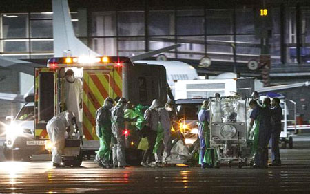 Nữ nhân viên y tế nhiễm Ebola được chuyển vào máy bay chuyên chở Hercules để đưa tới London hôm 30/12