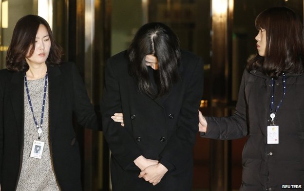 Bà Cho Huyn Ah cúi đầu khi bị các công tố viên đưa đi