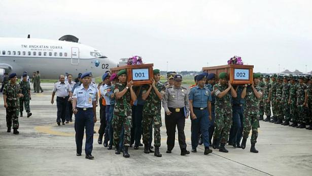 Thi thể hai nạn nhân đã được chuyển đến căn cứ không quân Lanudal ở Surabaya. Ảnh: Kevin Lim