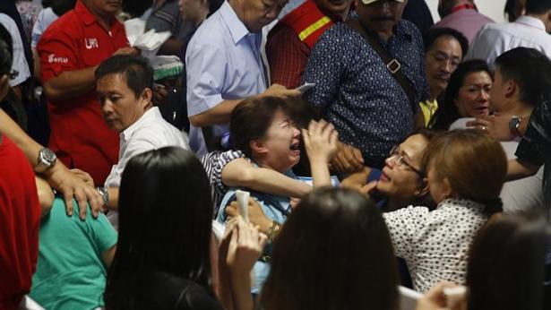Các thân nhân nạn nhân bật khóc nức nở tại sân bay quốc tế Juanda, Surabaya, khi nghe tin dữ.