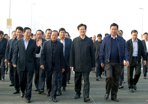 Thủ tướng cùng lãnh đạo bộ, ngành, địa phương đi thăm cầu Nhật Tân mới hoàn thành