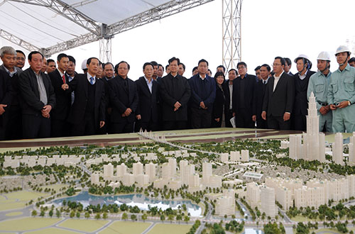 Thủ tướng xem bản đồ quy hoạch khu vực phía Tây Hà Nội