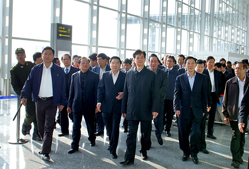 Thủ tướng cùng các lãnh đạo các bộ, ngành và Hà Nội thị sát khu vực di chuyển của hành khách sau khi làm thủ tục check in 