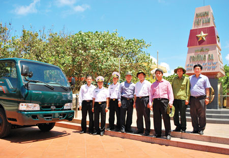 Lãnh đạo Bộ GTVT và Công đoàn GTVT VN tặng ô tô cho cán bộ, chiến sỹ trên đảo Trường Sa Lớn