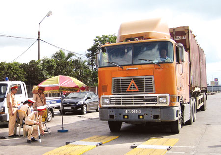 Kiểm tra tải trọng xe để bảo vệ hạ tầng đường bộ, phòng tránh TNGTẢnh: Khánh Hà
