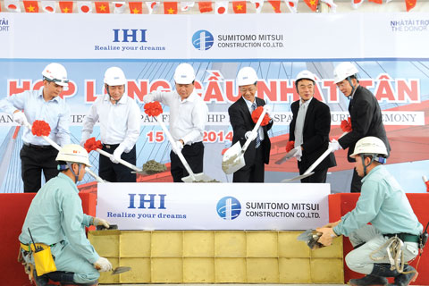 Ngày 15/4/2014, Lễ hợp long cầu Nhật Tân diễn ra trang trọng với sự góp mặt của nhiều đại diện đến từ Bộ GTVT, đại sứ quán Nhật Bản, JICA cùng sự góp mặt của đông đảo cán bộ công nhân các nhà thầu thi công dự án