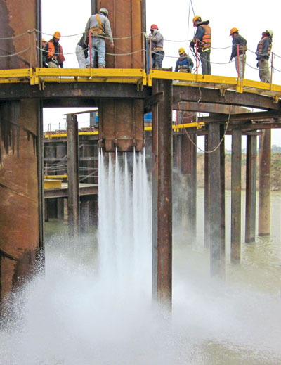 Sử dụng máy cắt bằng tia nước (CL330E) đóng cọc dưới trụ cầu (ngày 29/1/2011)