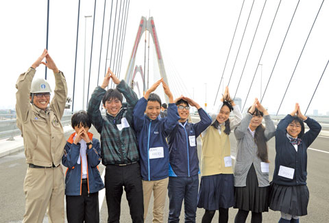 Các em học sinh hai trường THCS Thực nghiệm và trường Nhật Bản Hà Nội tới thăm cầu Nhật Tân ngày 4/12/2014