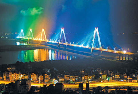 Khi màn đêm buông xuống, cầu Nhật Tân trở lên lung linh với hệ thống đèn trang trí hiện đại. Thủ đô Hà Nội có thêm một công trình kỳ vĩ mang tầm thế giới
