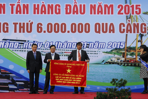 Lãnh đạo Cảng Đà Nẵng đón nhận bức trướng của Tổng Công ty Hàng hải VN tặng.