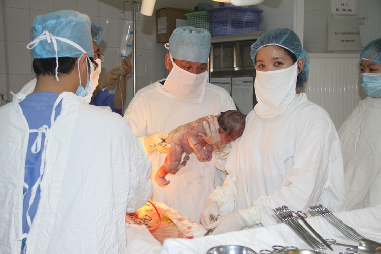 Đồng hồ chỉ 0h 6 phút ngày 1/1/2015, BS. Nguyễn Văn Hà cùng kíp mổ đã đón trẻ sơ sinh đầu tiên của năm 2015 tại BV Phụ sản TƯ