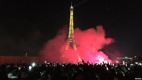 Tác giả Raj Kaul chụp bức ảnh này tại tháp Eiffel, Paris (Pháp) đêm giao thừa