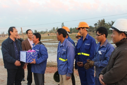 Thứ trưởng Lê Đình Thọ thăm hỏi, trao quà động viên cán bộ, công nhân thi công trên công trường QL1 qua tỉnh Quảng Bình chiều 31/12/2014