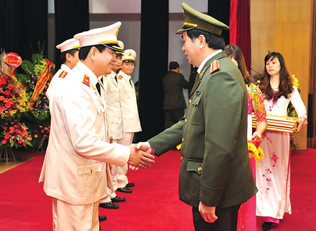 Đại tướng Trần Đại Quang (bìa phải) chúc mừng cán bộ, chiến sĩ Cục CSĐT có thành tích xuất sắc trong đấu tranh phòng, chống tội phạm năm 2014