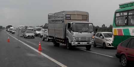 Hàng dài xe ô tô nối đuôi di chuyển chậm trên đường cao tốc TPHCM - Trung Lương sáng ngày 1-1-2015