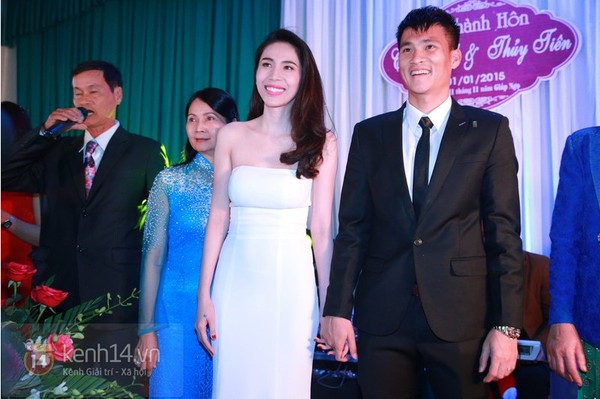 Xuất hiện tại Nghệ An, Thuỷ Tiên lựa chọn bộ váy trắng đơn giản nhưng không kém phần gợi cảm khoe trọn vai trần và tối đa đường cong 
