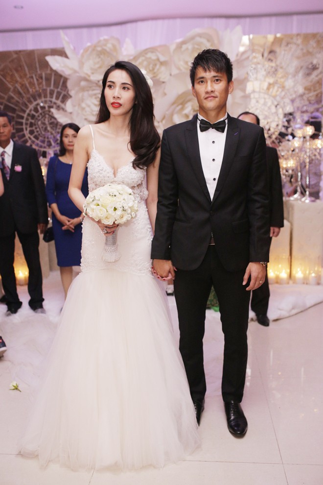 Chiếc váy đuôi cá màu trắng, hở lưng là thiết kế chủ đạo được sử dụng trong hôn lễ tại Kiên Giang. Bộ váy này được kết toàn bộ bằng đá swarovski cao cấp