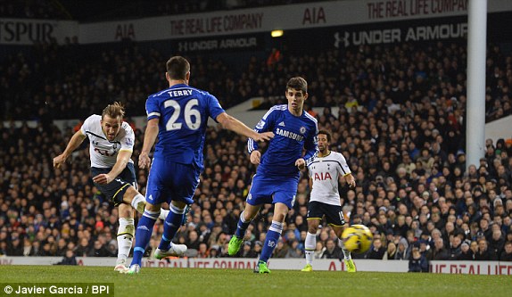 Chelsea (xanh) thảm bại trước Tottenham