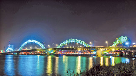 Cầu Rồng bắc qua sông Hàn (Đà Nẵng)