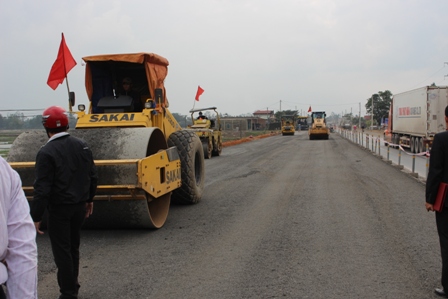 Không khí lao động khẩn trương trong ngày đầu năm tại dự án BOT mở rộng QL1 phía Bắc Quảng Trị do Tập đoàn Trường Thịnh làm chủ đầu tư