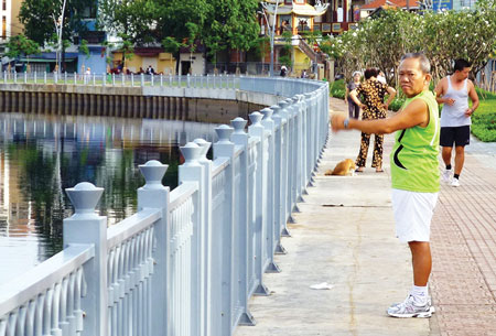Từ ngày TP đầu tư hơn 9 nghìn tỷ đồng xây dựng kênh Nhiêu Lộc - Thị Nghè, người dân thường tụ tập câu cá và tập thể dục sáng tối