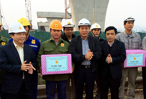 Thứ trưởng Nguyễn Hồng Trường tặng quà cho cán bộ, công nhân Cienco4 đang thi công cầu vượt Yên Lý.
