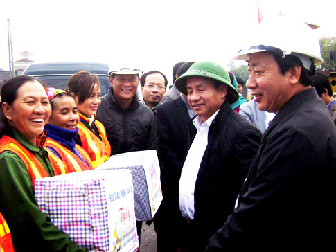 Thứ trưởng Nguyễn Hồng Trường và lãnh đạo tỉnh Hà Tĩnh tặng quà cho công nhân đơn vị thi công QL1A đoạn Nam tuyến tránh Hà Tĩnh.