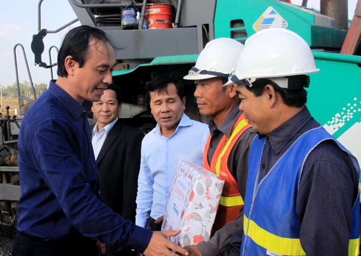 Thứ trưởng Thọ thăm, chúc Tết đến toàn thể cán bộ, công nhân viên trên công trường dự án QL1 qua Quảng Nam, Quảng Ngãi